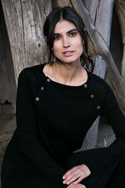 Sort strikket ammebluse med båd udskæring , strikket i 100% Merino uld - I miljø