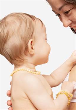 Honning farvet Rav armbånd- Baby/Barn - 100% naturligt - set på baby