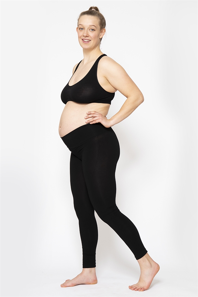 Graviditets-leggings i bæredygtig bambus i sort - Økologisk dyrket - set på gravid krop