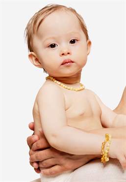 Rav armbånd i lys gul farve- Baby/Barn - 100% naturligt - set på baby
