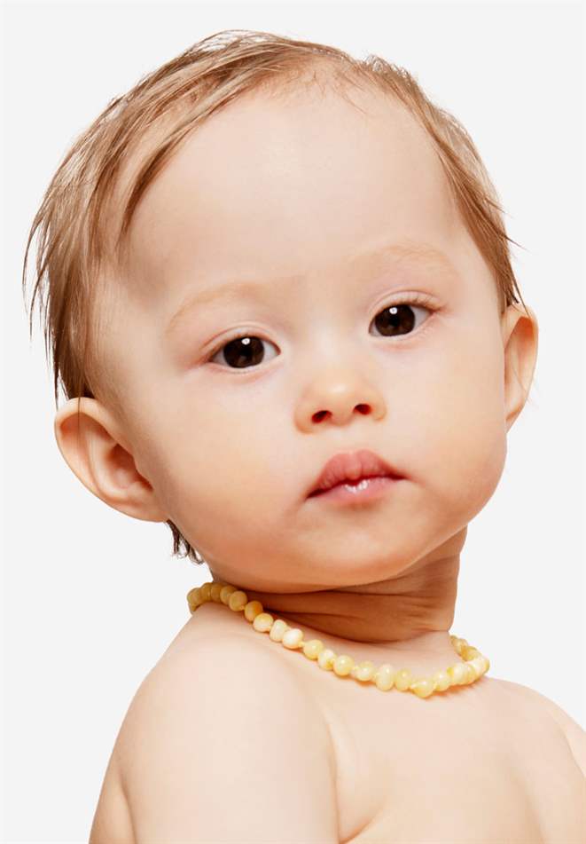 Lys gul farvet Rav halskæde Baby / barn - 100% naturligt - set på baby