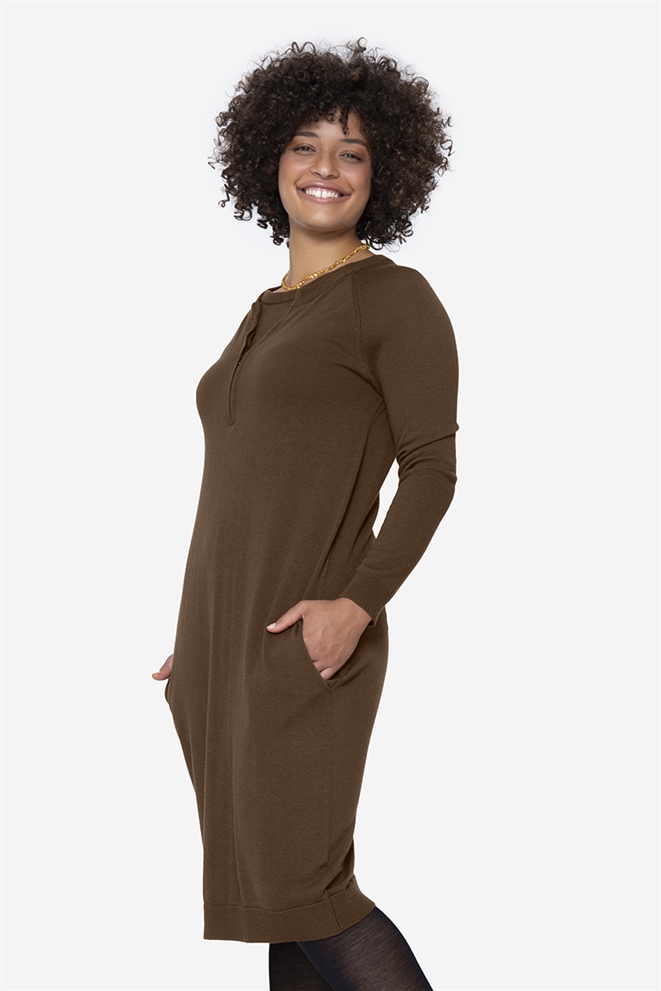 Brun baggy ammekjole med lommer - Merino uld - set forfra