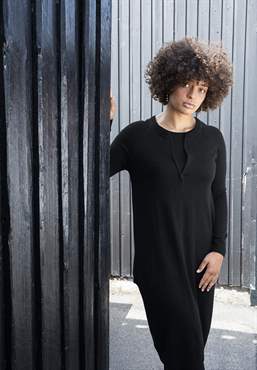 Sort ammekjole med lommer og lynlås ammeåbning, set på plus size model
