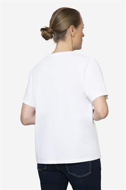 Hvid t-shirt i 100% økologisk bomuld med ammefunktion - set bagfra