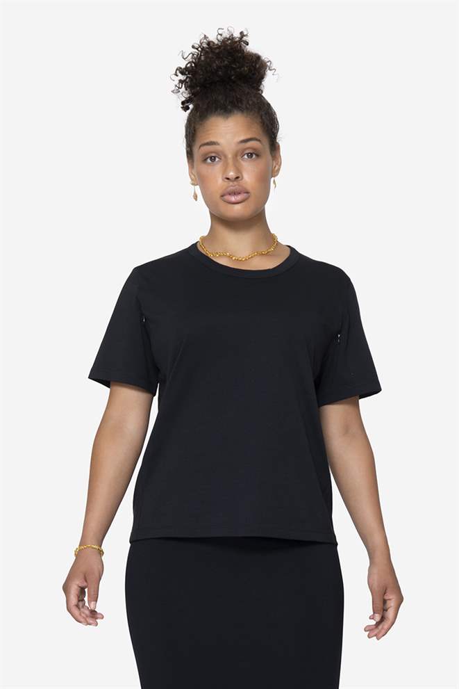 Sort langærmet t-shirt i 100% økologisk bomuld med ammefunktion - Set forfra