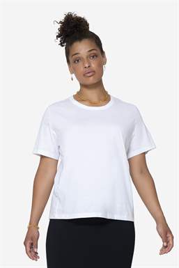 Hvid t-shirt i 100% økologisk bomuld med ammefunktion, set forfra i studio