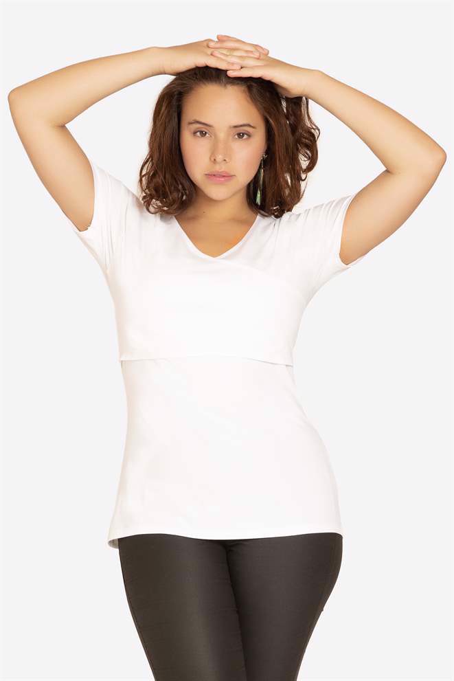 Hvid ammebluse med V-hals og slå-om look - set i bevægelse
