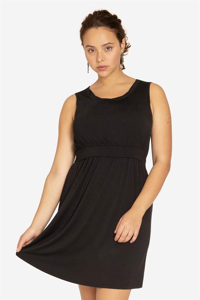 Sort ærmeLøs ammekjole knælang i Økologisk dyrket bambus - Set på plus size str 44